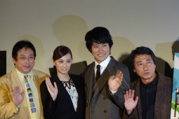 『の・ようなもの の ようなもの』左から伊藤、北川、松山、杉山監督