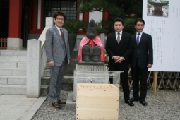 （左から）舟木一夫、村木弾、吉田眞市日本コロムビア代表取締役社長