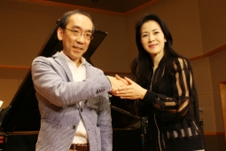 新曲「愛の詩」公開レコーディングを作曲家・新垣隆氏（左）と行った坂本冬美