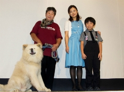 「わさお」チャリティー上映会、左よりわさお、菊谷節子さん、薬師丸、伊澤
