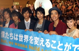 左より原作の葉田さん、窪田、松坂、向井、柄本、村川