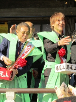 東京・高尾山薬王院で行われた節分会に参加した北島三郎（左）と弟子の北山たけし