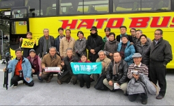 ファンと一緒にはとバスで東京の観光名所を巡った演歌歌手・竹川美子（前列中央）