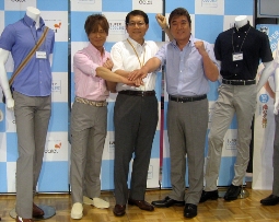 小金沢昇司（右）と北山たけし（左）がダイエー2012年スーパークールズビズの顔に。中央はダイエー桑原社長
