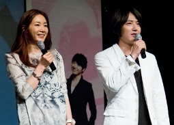 ファンミーティングに登場したチェ・ジウとユン・サンヒョン