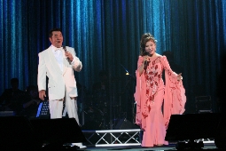 小林旭（左）と八代亜紀がジョイントコンサートを開催