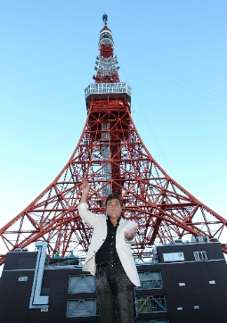 小金沢昇司、デビュー記念日に東京タワーでミニライブ