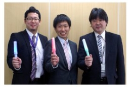 新型ペンライトを開発した（株）アイ・シー・ティーの（左から）角田氏、町井氏、松澤氏