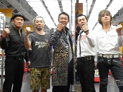 山本譲二（中央）と怒髪天がタワーレコード渋谷店のイベントで２度目の共演