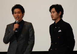 『探偵はBARにいる2』完成披露試写会に登場した大泉洋（左）。右は松田龍平