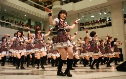 バクステ外神田一丁目がデビュー記念イベント、中央は投票ランキング12年度１位の広沢麻衣