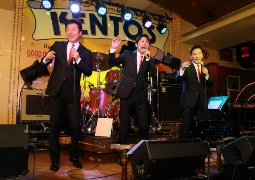 左から演歌の藤原浩、岩出和也、北川裕二がザ・キングボーイズ結成