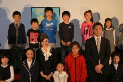 清水勝之社長（前列右から2人目）、松田美由紀（前列左から3人目）と受賞者一同
