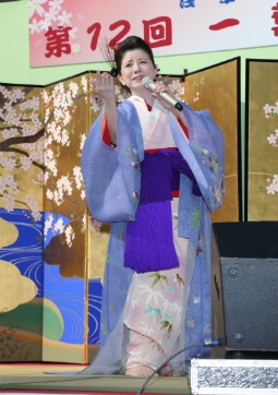 森昌子、豪華絢爛衣装で新曲「花魁」を披露