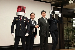 カメラ男とパトランプ男とともに撮影に応じる岡田実行委員長（右）、ツイッタージャパンの笹本裕社長