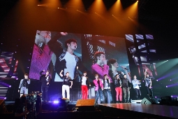 「JYP NATION in JAPAN 2011」でOne Dayが熱唱　＝増田慶撮影