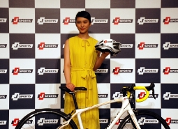 武井咲、高級自転車に大喜び
