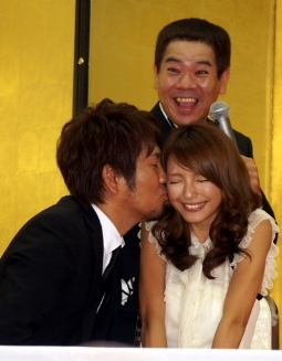 結婚報告しキスするFUJIWARA藤本敏史（左）と木下優樹菜