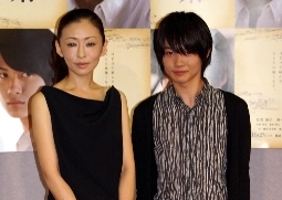 NHK「心の糸」をPRした松雪泰子（左）と神木隆之介