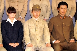 NHKスペシャルドラマ「さよなら、アルマ」の発表会見に出席した（左から）仲里依紗、勝地涼、玉山鉄ニ