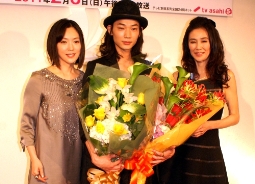 テレビ朝日系ドラマ「あの海を忘れない」をPRした（左から）若村麻由美、綾野剛、萬田久子