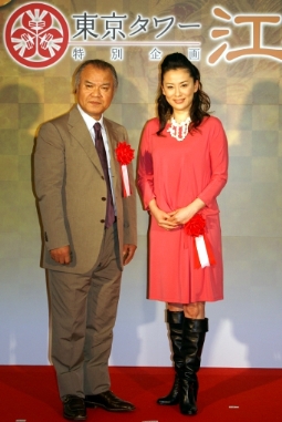 東京タワー「江」展のオープニングセレモニーに出席した大地康雄（左）と鈴木砂羽