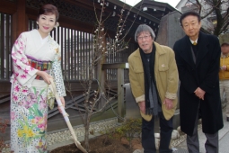 左から梅の木を植樹する岡ゆう子、岡千秋、仁井谷俊也