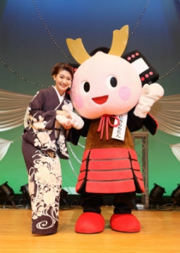 市川由紀乃と福島・国見町のマスコットキャラクター「くにみももたん」