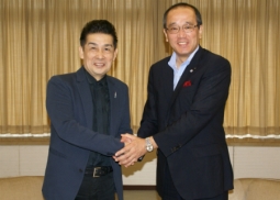 松井・広島市長（右）を表敬訪問した演歌歌手・角川博(左）