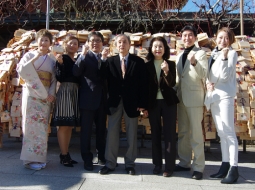 左から入山アキ子、椎名佐千子、佐野光洋、鈴木淳、悠木圭子、黒木じゅん、アド