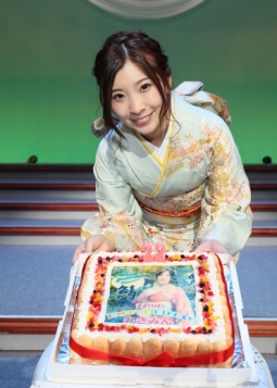 バースデーケーキを前に笑顔の岩佐美咲