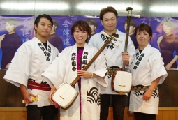 9月27日に新曲「会津追分」をリリースする森山愛子（左から2人目）