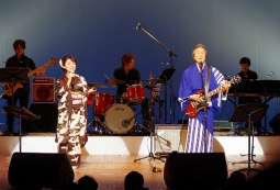 山口瑠美（左）のコンサートにザ・タイガース森本タロー（右）がゲスト出演