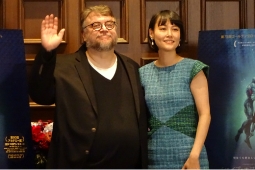 左からギレルモ監督、菊池凜子