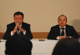 『麻雀放浪記2020』の会見に出席した多田社長（左）と白石監督