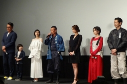 『太陽の家』会見、左から監督、潤浩、広末、長渕、飯島、山口、瑛太