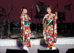永井裕子（右）と井上由美子（左）によるデュオ〝なでしこ姉妹〟