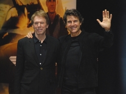 『トップガン マーヴェリック』の会見に登場したトム・クルーズ(右)とジェリー・ブラッカイマー
