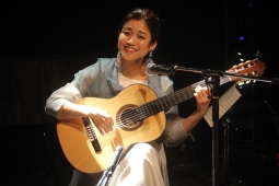 初のギター弾き語りライブを開催した川野夏美