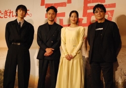 『宝島』完成報告会開催（左から窪田、妻夫木、広瀬、大友監督）