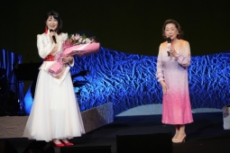 市川由紀乃（左）、由紀さおり（右）