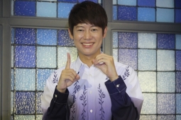 10周年ポーズの松阪ゆうき