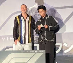 『F1』来日プロモ締め括り、万札を中尾(右)に渡す笑顔のブラピ