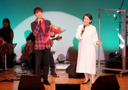 松阪ゆうき（左）とデュエットした岡田美里