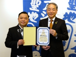 西寄ひがし（左）友田吉泰 松浦市長（右）