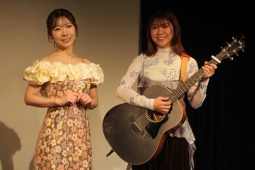 （左から）岩佐美咲、山崎あおい