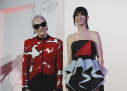 『プラダを着た悪魔２』メリル・ストリープとアン・ハサウェイが来日