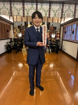 新曲「蔵王の風」のヒット祈願を行った須賀亮雄