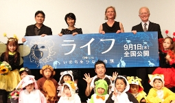 左より松本、松、ホームズ監督、ガントン監督。猫ひろし（前列）も登場した