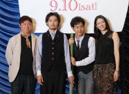 「探偵はBARにいる」舞台挨拶、左より橋本監督、松田、大泉、小雪